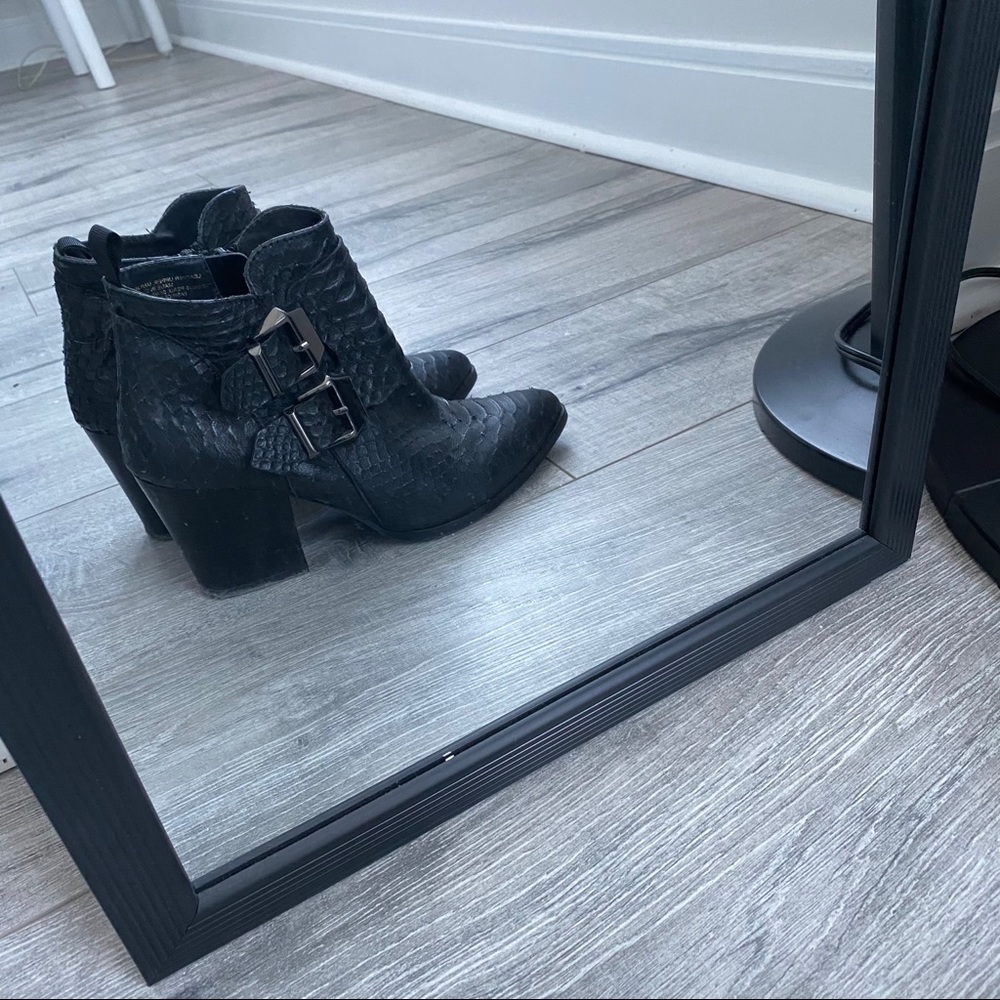 Black heeled boots